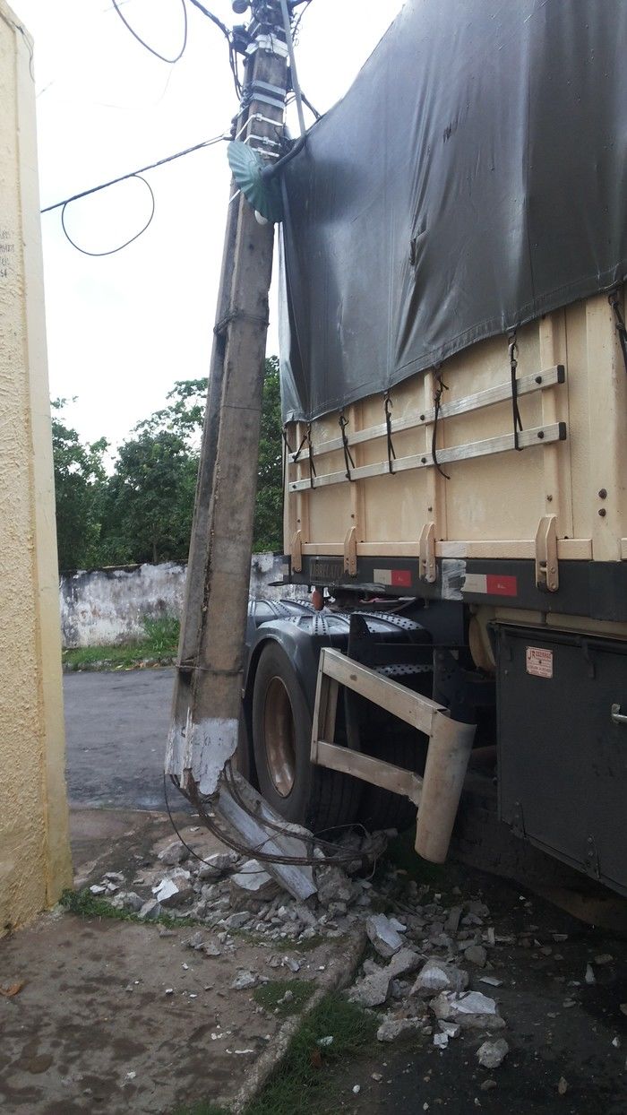 Caminhão bate em poste e deixa ruas e casas sem energia elétrica   - Imagem 4