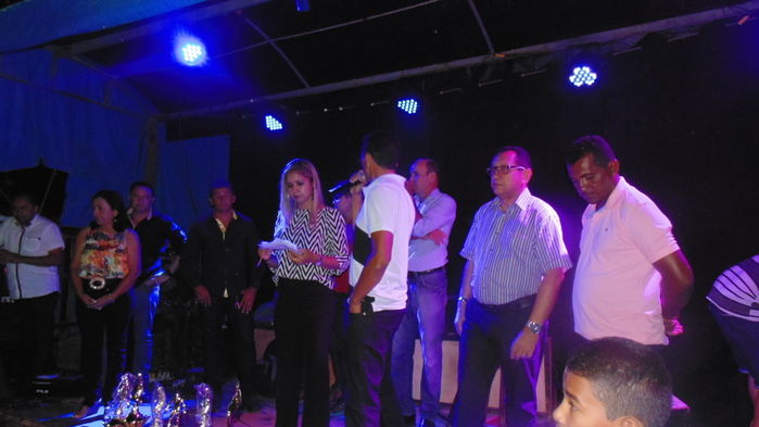 Prefeito e autoridades fazem entrega de prêmios  a vencedores de competições - Imagem 1