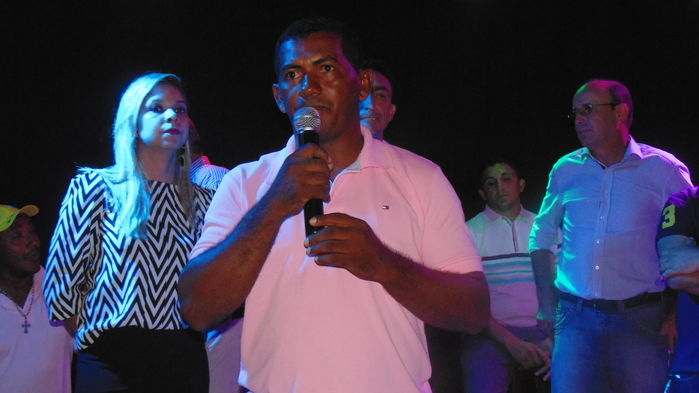 Prefeito e autoridades fazem entrega de prêmios  a vencedores de competições - Imagem 17