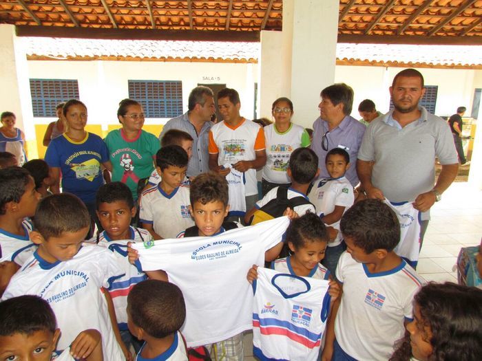 Alunos da rede municipal de Barras recebem fardamento escolar - Imagem 11