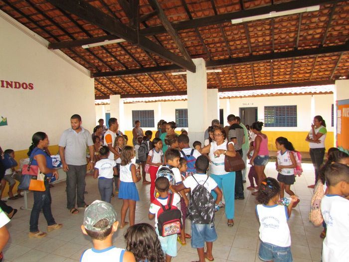 Alunos da rede municipal de Barras recebem fardamento escolar - Imagem 12