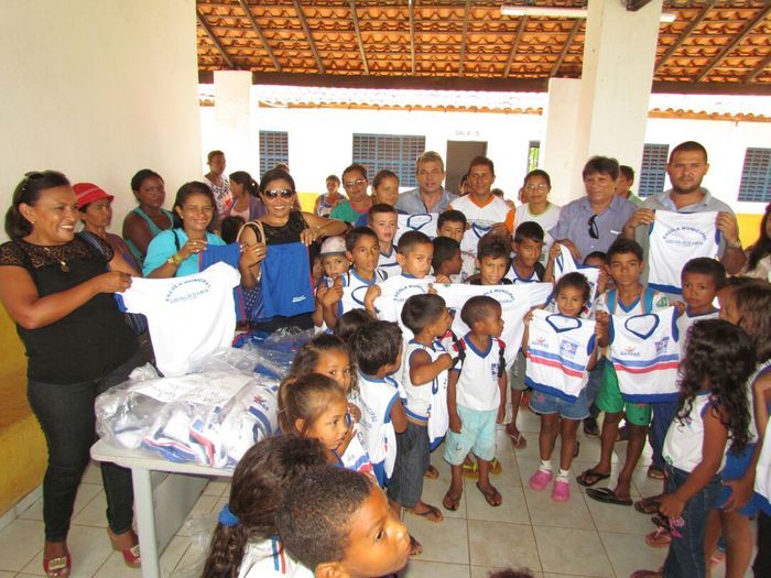 Alunos da rede municipal de Barras recebem fardamento escolar - Imagem 16