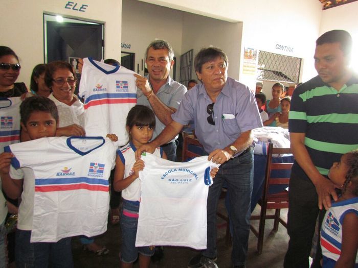 Alunos da rede municipal de Barras recebem fardamento escolar - Imagem 43