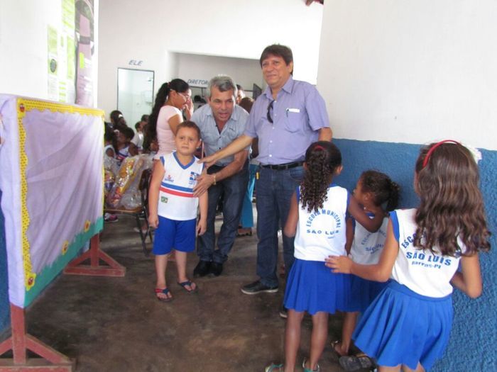 Alunos da rede municipal de Barras recebem fardamento escolar - Imagem 38