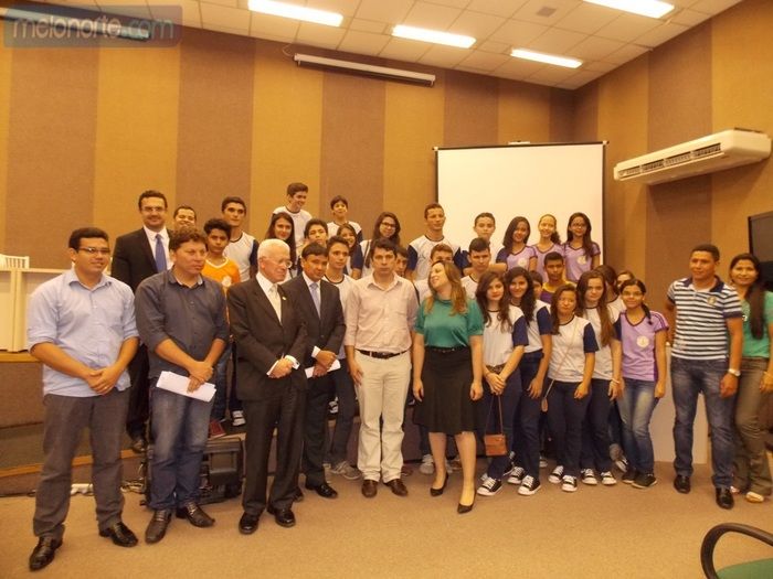 Alunos medalhistas participam de palestra com o Ministro Mangabeira Unger - Imagem 8