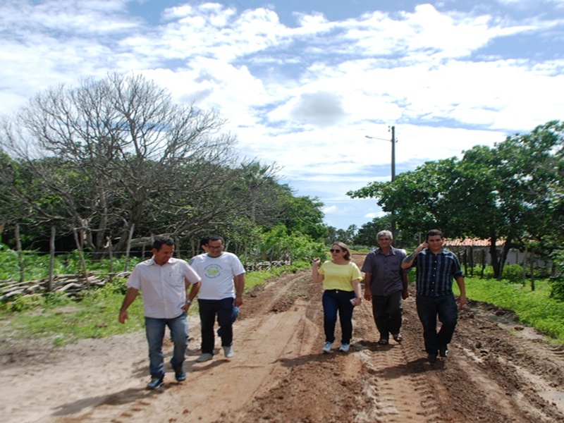 Prefeita Vânia Ribeiro trabalha para melhorar vida da população cajueirense