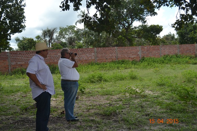 Prefeito Zé Resende faz uma visita ao estádio de futebol na companhia do engenheiro do Idepi. - Imagem 4
