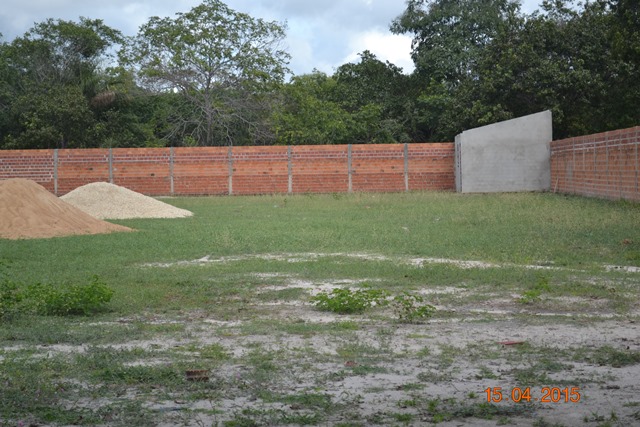 Prefeito Zé Resende faz uma visita ao estádio de futebol na companhia do engenheiro do Idepi. - Imagem 5