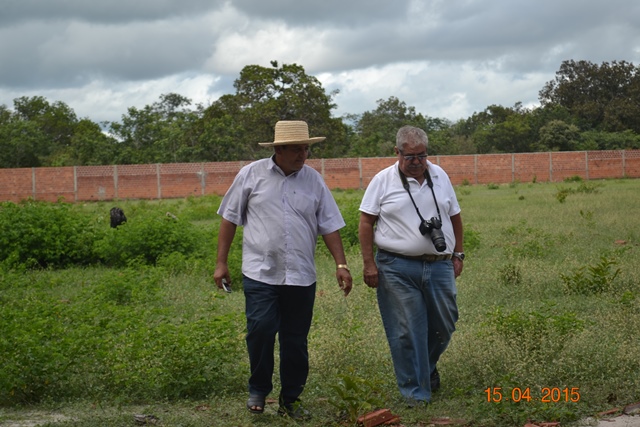 Prefeito Zé Resende faz uma visita ao estádio de futebol na companhia do engenheiro do Idepi. - Imagem 7