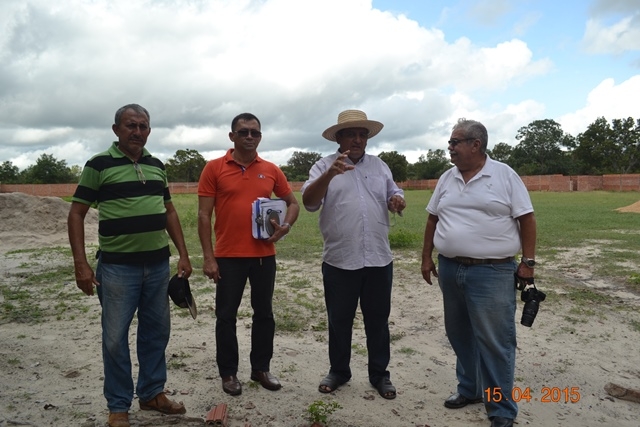 Prefeito Zé Resende faz uma visita ao estádio de futebol na companhia do engenheiro do Idepi. - Imagem 8