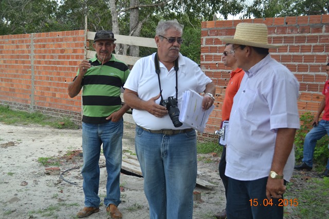 Prefeito Zé Resende faz uma visita ao estádio de futebol na companhia do engenheiro do Idepi. - Imagem 3