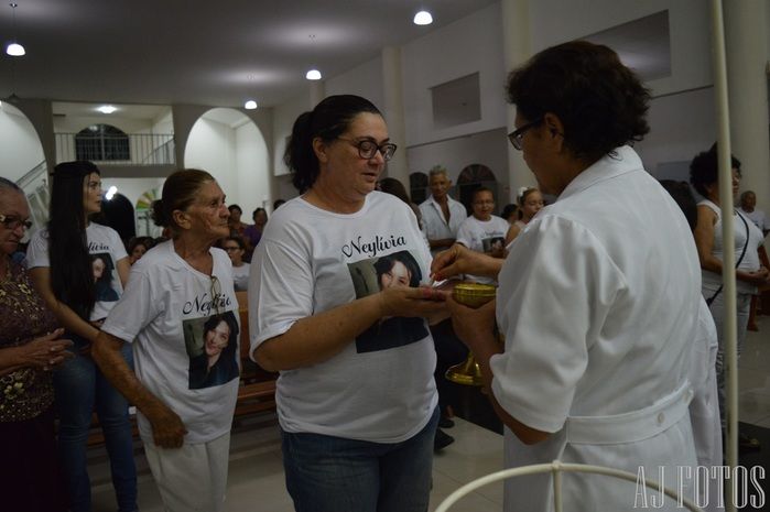 Emoção marca a missa de 01 ano de falecimento da saudosa Neylivia - Imagem 16
