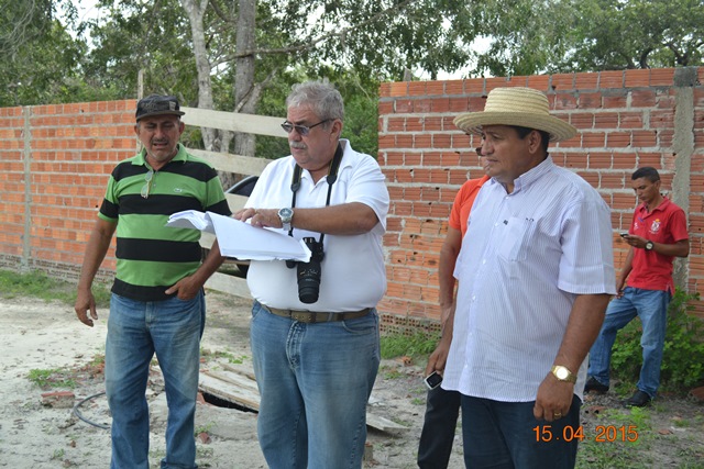Prefeito Zé Resende faz uma visita ao estádio de futebol na companhia do engenheiro do Idepi. - Imagem 2