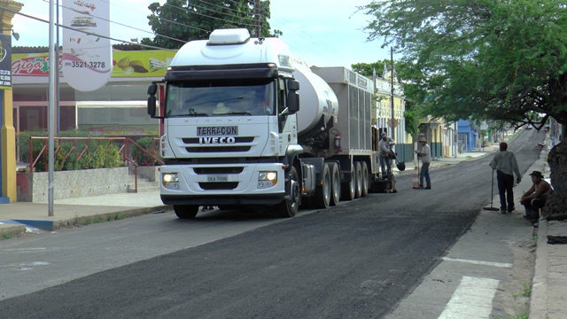 Continua o trabalho de revestimento asfáltico em Floriano - Imagem 1