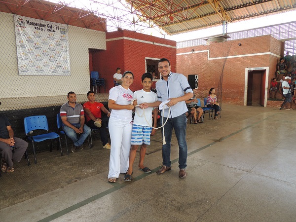 Prefeitura implanta Escolinha de Futebol e entrega fardamento para alunos de Grupo de Capoeira - Imagem 11