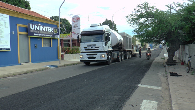 Continua o trabalho de revestimento asfáltico em Floriano - Imagem 2