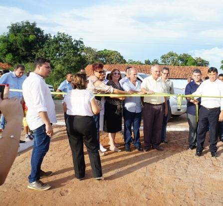 Prefeito R. Ferreira  Inaugura obras na zona rural e na sede do município com a presença do Governador W. Dias  - Imagem 11