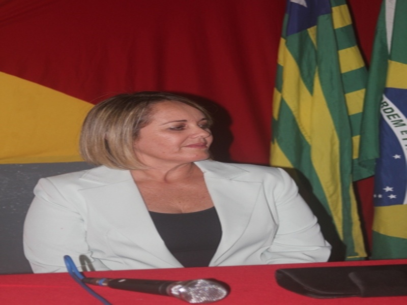 Prefeita Vânia Ribeiro vai continuar garantindo transporte aos estudantes universitários de Cajueiro da Praia