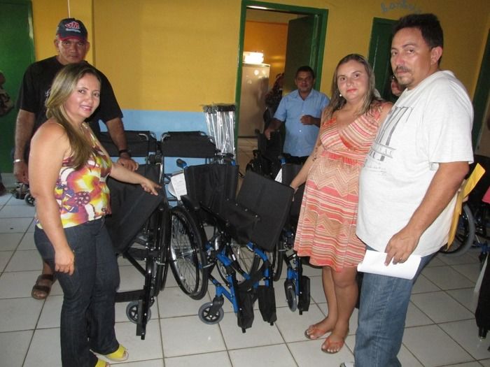 Prefeito Walter Alencar e CRAS fazem doação de cadeiras de rodas as Famílias carentes em Agricolândia - Imagem 4
