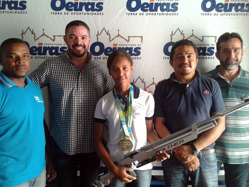 Lukano Sá recebe campeã nacional de Tiro ao Alvo em Oeiras