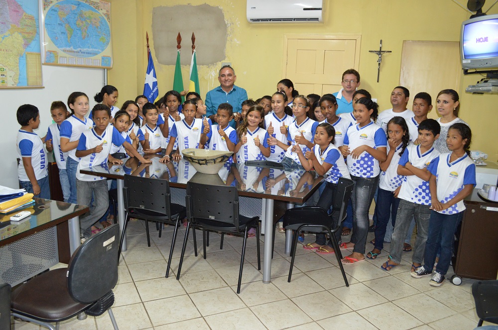 Prefeito Bernildo Val recebe a visita de estudantes da zona rural de Buriti dos Lopes