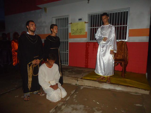 Grupo de Teatro Cutucamente Realiza o Espetáculo Paixão de Cristo - Imagem 51