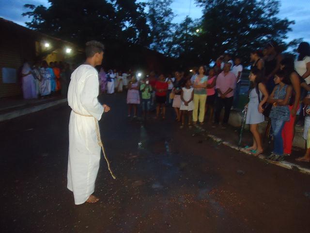 Grupo de Teatro Cutucamente Realiza o Espetáculo Paixão de Cristo - Imagem 10