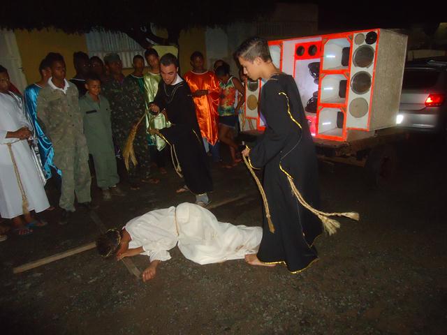 Grupo de Teatro Cutucamente Realiza o Espetáculo Paixão de Cristo - Imagem 90