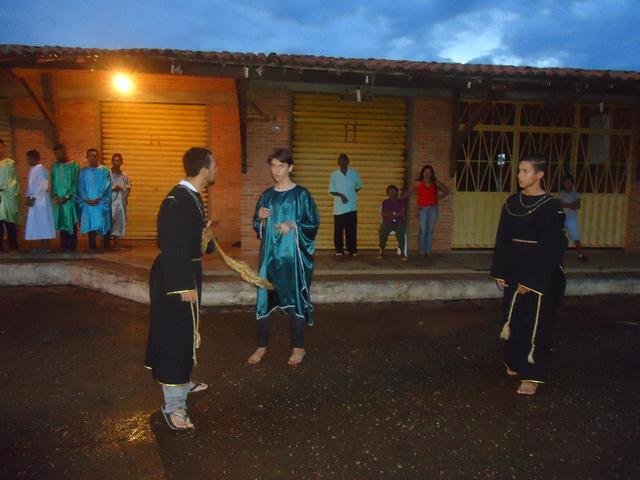 Grupo de Teatro Cutucamente Realiza o Espetáculo Paixão de Cristo - Imagem 17