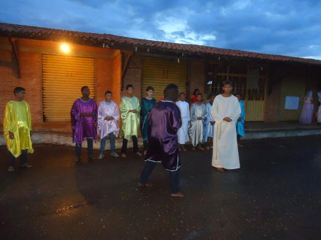 Grupo de Teatro Cutucamente Realiza o Espetáculo Paixão de Cristo - Imagem 12