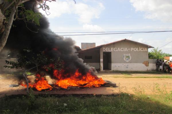 População protesta em frente à delegacia de Polícia em Amarante e ameaçam atear fogo ( Caso ‘Anão )  - Imagem 1