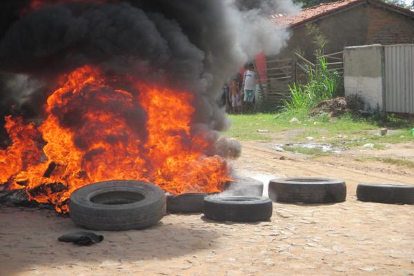 População protesta em frente à delegacia de Polícia em Amarante e ameaçam atear fogo ( Caso ‘Anão )  - Imagem 5