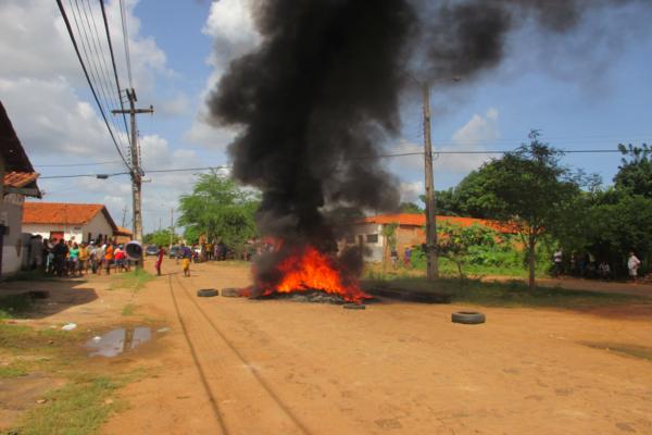 População protesta em frente à delegacia de Polícia em Amarante e ameaçam atear fogo ( Caso ‘Anão )  - Imagem 12