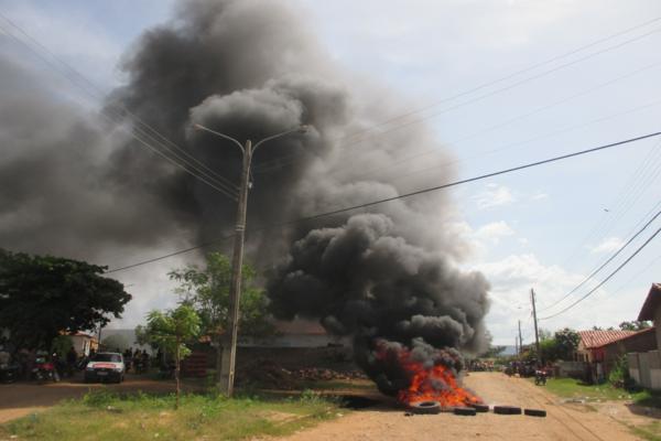 População protesta em frente à delegacia de Polícia em Amarante e ameaçam atear fogo ( Caso ‘Anão )  - Imagem 7