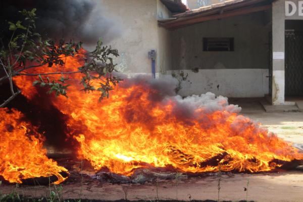 População protesta em frente à delegacia de Polícia em Amarante e ameaçam atear fogo ( Caso ‘Anão )  - Imagem 2