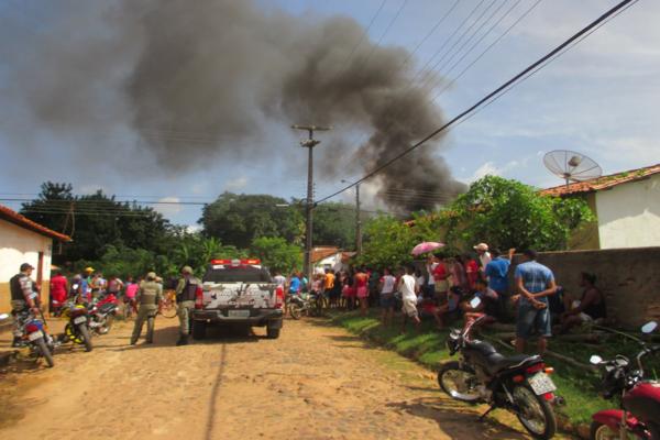População protesta em frente à delegacia de Polícia em Amarante e ameaçam atear fogo ( Caso ‘Anão )  - Imagem 20