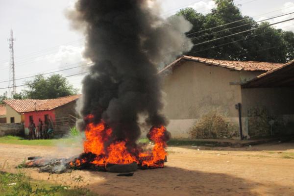 População protesta em frente à delegacia de Polícia em Amarante e ameaçam atear fogo ( Caso ‘Anão )  - Imagem 17
