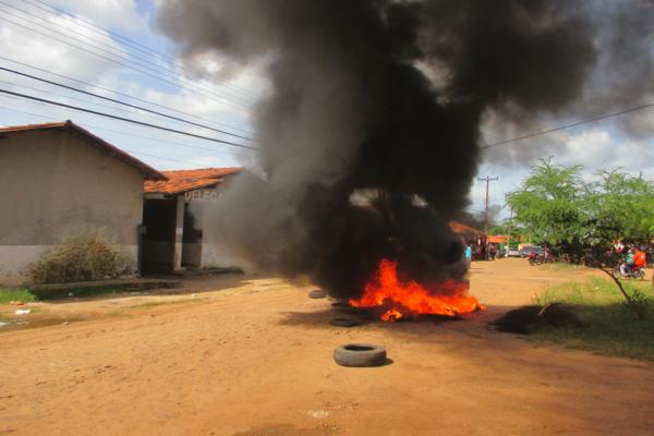 População protesta em frente à delegacia de Polícia em Amarante e ameaçam atear fogo ( Caso ‘Anão )  - Imagem 13