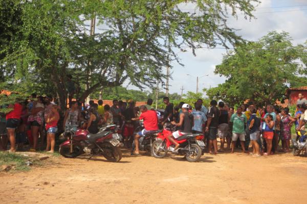 População protesta em frente à delegacia de Polícia em Amarante e ameaçam atear fogo ( Caso ‘Anão )  - Imagem 15