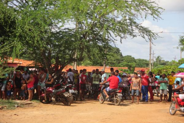 População protesta em frente à delegacia de Polícia em Amarante e ameaçam atear fogo ( Caso ‘Anão )  - Imagem 3