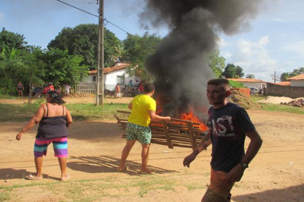 População protesta em frente à delegacia de Polícia em Amarante e ameaçam atear fogo ( Caso ‘Anão )  - Imagem 22