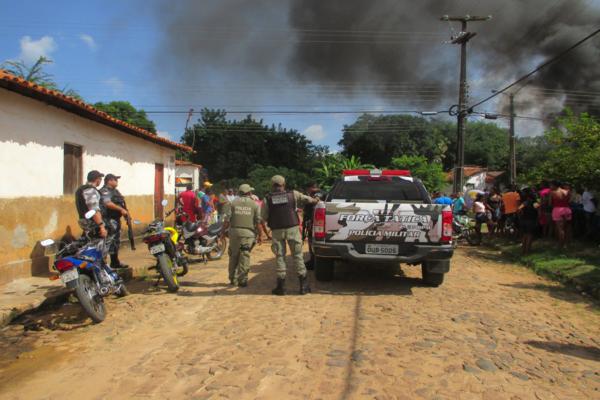 População protesta em frente à delegacia de Polícia em Amarante e ameaçam atear fogo ( Caso ‘Anão )  - Imagem 19