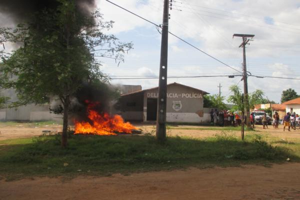 População protesta em frente à delegacia de Polícia em Amarante e ameaçam atear fogo ( Caso ‘Anão )  - Imagem 14