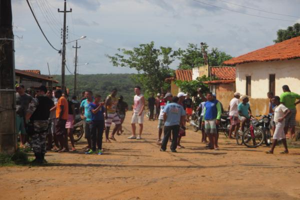 População protesta em frente à delegacia de Polícia em Amarante e ameaçam atear fogo ( Caso ‘Anão )  - Imagem 4