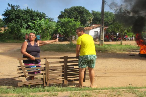 População protesta em frente à delegacia de Polícia em Amarante e ameaçam atear fogo ( Caso ‘Anão )  - Imagem 21