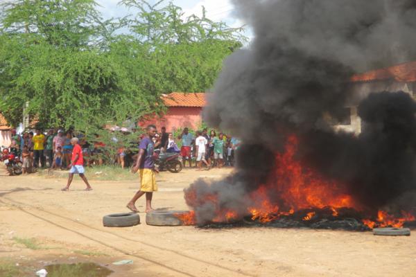 População protesta em frente à delegacia de Polícia em Amarante e ameaçam atear fogo ( Caso ‘Anão )  - Imagem 11