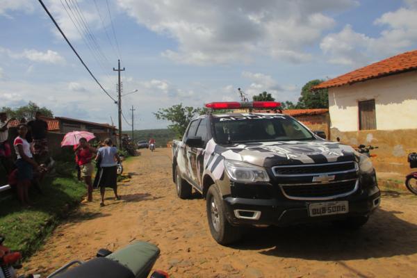 População protesta em frente à delegacia de Polícia em Amarante e ameaçam atear fogo ( Caso ‘Anão )  - Imagem 8