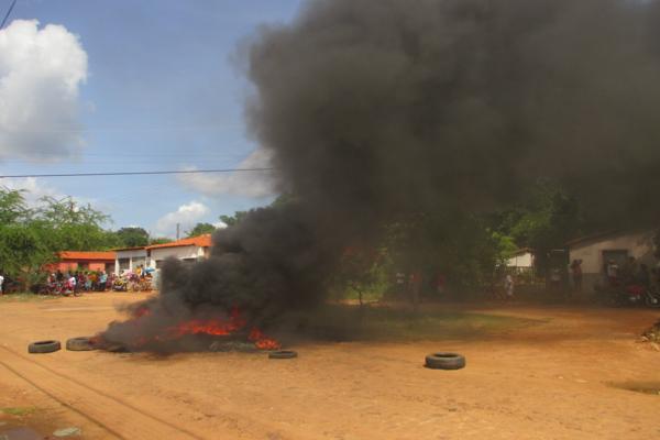 População protesta em frente à delegacia de Polícia em Amarante e ameaçam atear fogo ( Caso ‘Anão )  - Imagem 10