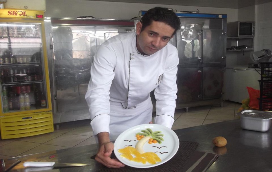 Hoje é dia de bolo, empresário Marcos Castro de idade nova