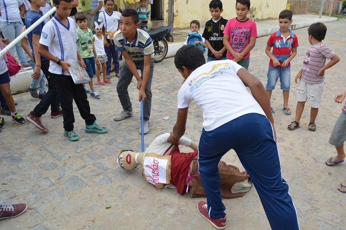 Resgatando a cultura popular; escolas municipais realizam malhação do Judas - Imagem 25